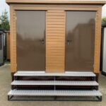 Conteneur sanitaire double avec réservoir