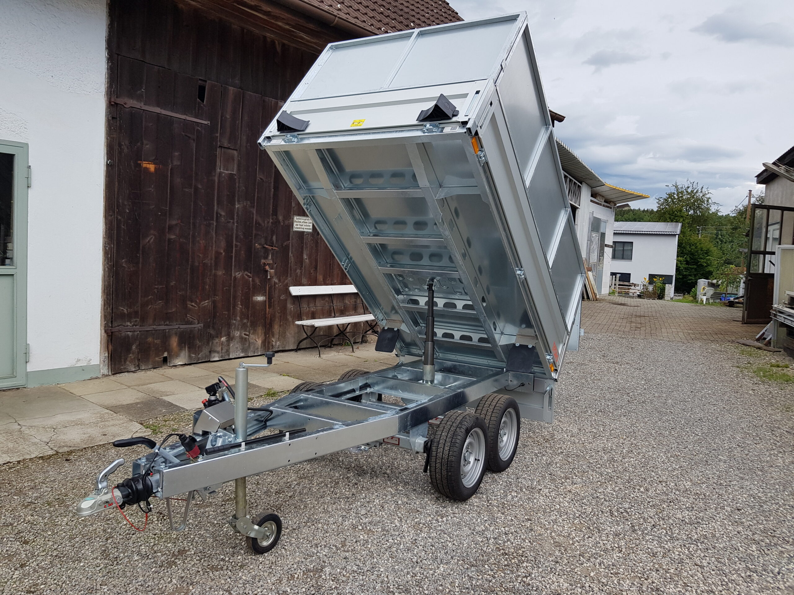 3399296818-scaled-1.jpg Benne arrière RWK2515-27H, 2700 kg, 2,5 x 1,47 m, avec système hydraulique de perceuse sans fil – Image 1