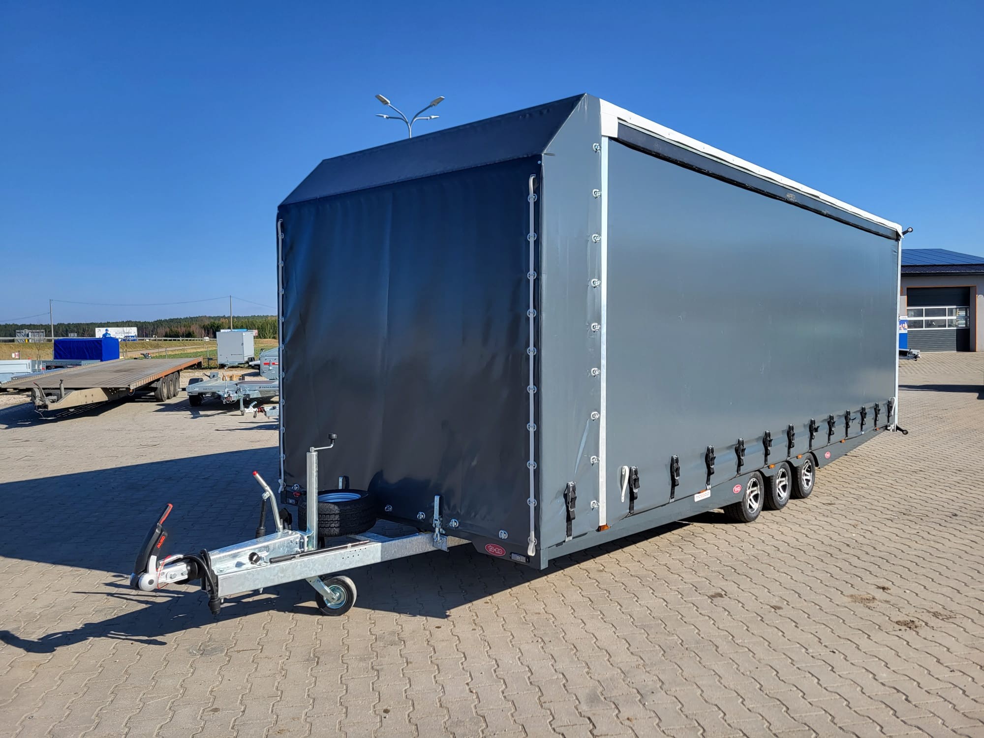 35827.jpg Transporteur sportif 700 x 230 x 220 cm avec rideaux coulissants sur 2 côtés, poids total autorisé en charge jusqu'à 3500 kg, transporteur universel – Image 1