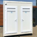Conteneur sanitaire avec deux toilettes