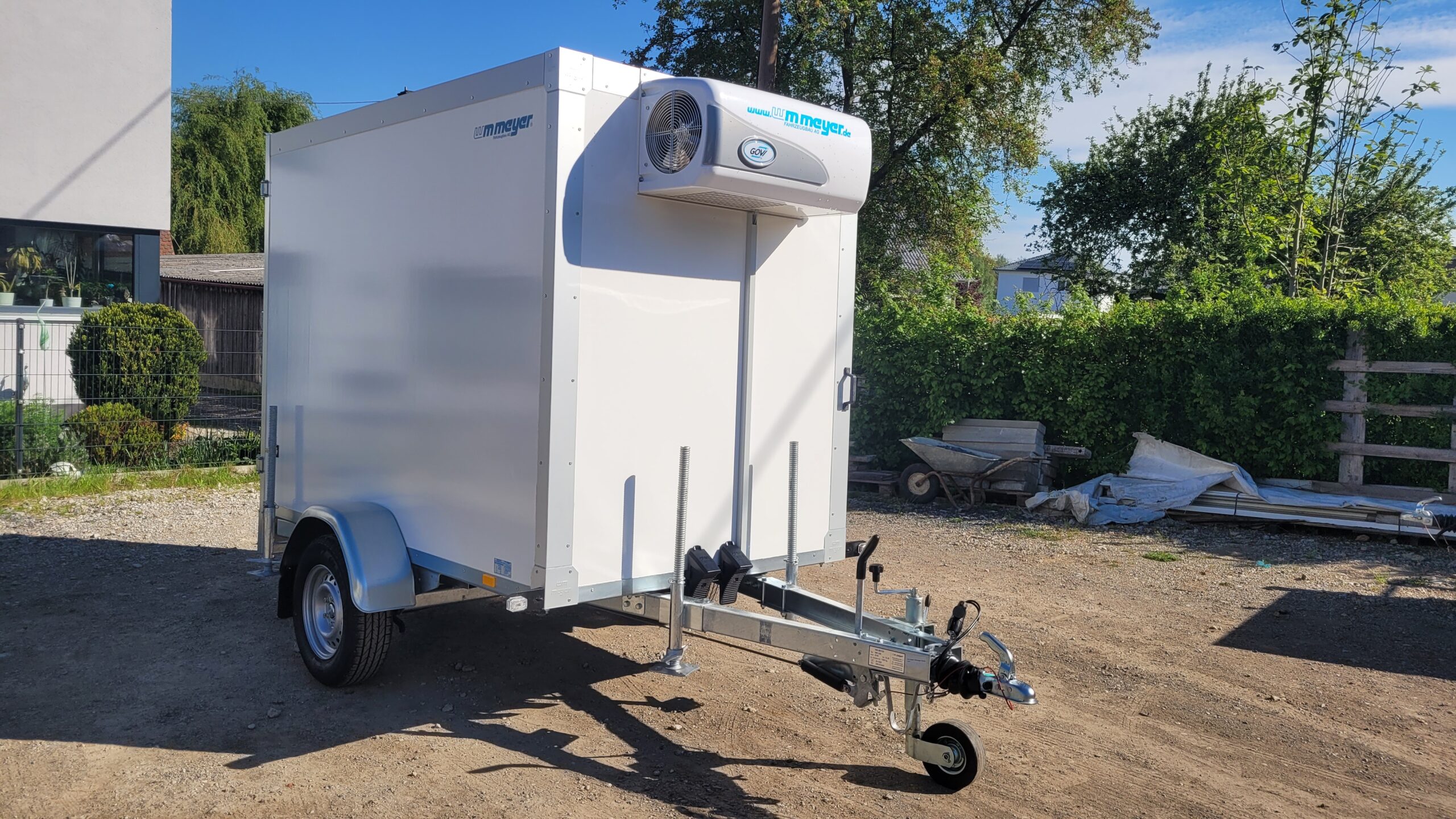 4509056856-scaled-1.jpg Remorque porte-voitures frigorifique AZKF 1325/145 avec WMK-4G, PTAC 1300 kg, surface de chargement 2,44 x 1,45 m, hauteur intérieure 1800 mm (rail d'arrimage inclus) – Image 1