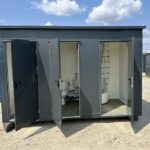 Conteneur Sanitaire 3 Cabines : WC, Urinoir + Chaudière, Douche