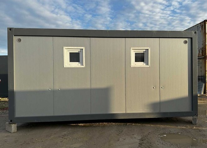 52aa76_9e27bc93a73d48c0bcf64ffccd6879a4mv2.jpg Conteneur Sanitaire 3×6 Divisé – Image 1