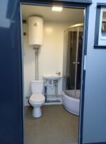 Sanitär-WC-Duschcontainer mit Boiler und Kippfenster – Bild 9