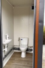 Container Sanitaire Pavillon WC avec Triple Cabine – Image 9