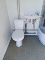 Sanitär-WC-Duschcontainer mit Boiler und Kippfenster – Bild 12