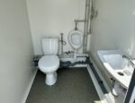 Conteneur Sanitaire 3 Cabines : WC, Urinoir + Chaudière, Douche – Image 12