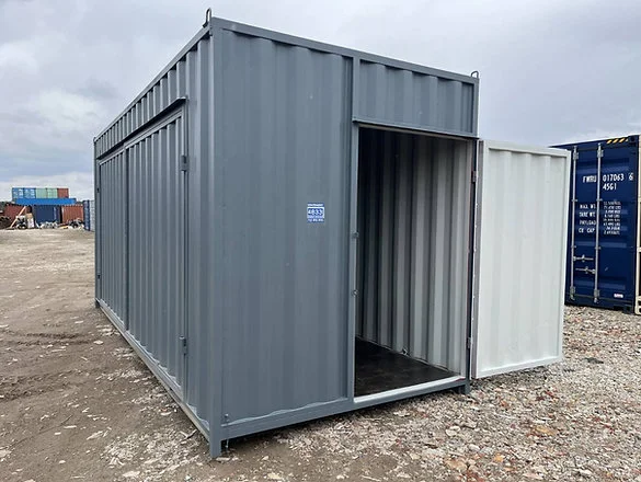 76ae60_f5feb9b665474a7d9abfccbcd45df642_mv2.webp Conteneur Maritime 20′ HC (High Cube) avec Porte Latérale Unidirectionnelle – Image 1