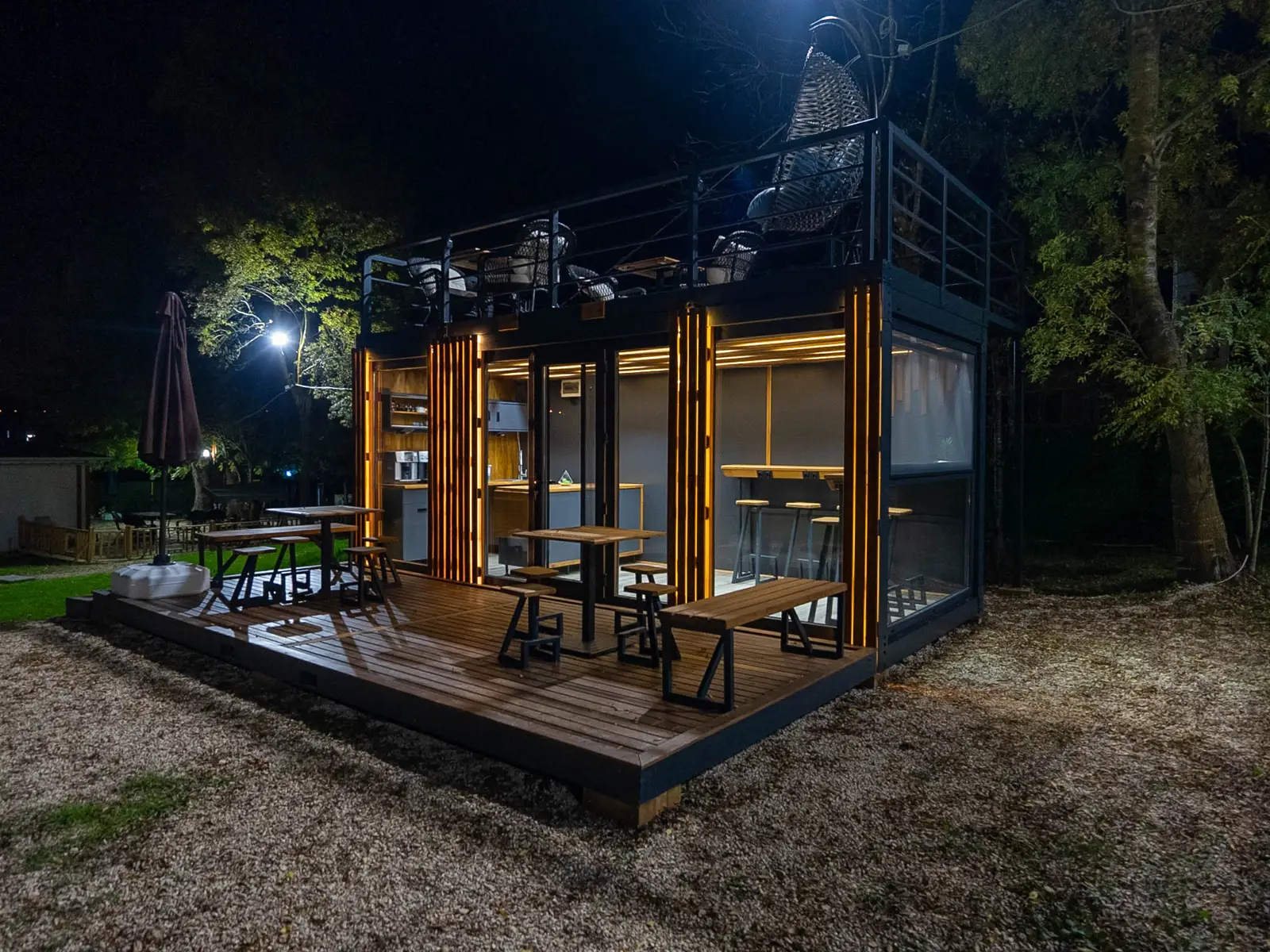 9ac816_80ece9ee61bc44709be0b911efd930b2mv2.webp Conteneur Restaurant Café – Image 1