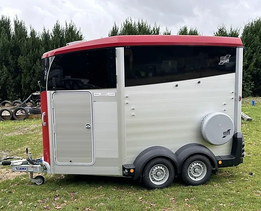 9ac816_b368523a613540078d866ed2390a5e96mv2.webp Remorque à chevaux Ifor Williams HBX511 12 pieds x 6 pieds – Image 1