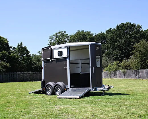 9ac816_f5576645519e47f7a9f84aaeec56af85mv2.webp Remorque double pour chevaux Ifor Williams HB506 - Graphite – Image 1