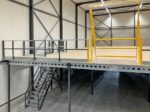 Plateforme de stockage mezzanine 10x10m| Capacité de charge 500 kg/m² | avec escaliers, garde-corps et point de transfert – Image 5