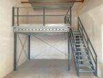 Plateforme de stockage mezzanine 10x10m| Capacité de charge 500 kg/m² | avec escaliers, garde-corps et point de transfert