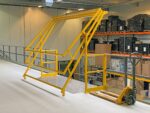 Plateforme de stockage mezzanine 10x10m| Capacité de charge 500 kg/m² | avec escaliers, garde-corps et point de transfert – Image 3