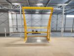 Plateforme de stockage mezzanine 10x10m| Capacité de charge 500 kg/m² | avec escaliers, garde-corps et point de transfert – Image 2