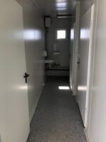 Conteneur sanitaire 6,06 × 2,44 m – 2 douches, 2 WC, 2 urinoirs, 5 lavabos – Image 7