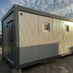 Conteneur sanitaire neuf 6,06 × 2,44 m – 6 douches, 2 lavabos, chauffe-eau 300 L