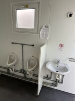 Conteneur sanitaire 6,06 × 2,44 m – 2 douches, 2 WC, 2 urinoirs, 5 lavabos – Image 10