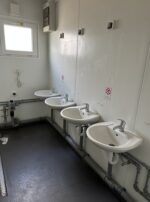 Conteneur sanitaire 6,06 × 2,44 m – 2 douches, 2 WC, 2 urinoirs, 5 lavabos – Image 11