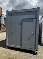 Conteneur sanitaire 6,06 × 2,44 m – 2 douches, 2 WC, 2 urinoirs, 5 lavabos – Image 2