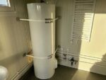Conteneur sanitaire neuf 6,06 × 2,44 m – 6 douches, 2 lavabos, chauffe-eau 300 L – Image 12