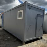 Conteneur sanitaire 6,06 × 2,44 m – 2 douches, 2 WC, 2 urinoirs, 5 lavabos