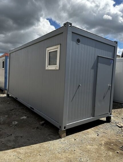 Conteneur sanitaire 6,06 × 2,44 m – 2 douches, 2 WC, 2 urinoirs, 5 lavabos