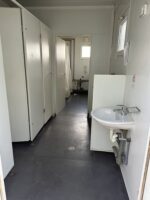 Conteneur sanitaire 6,06 × 2,44 m – 2 douches, 2 WC, 2 urinoirs, 5 lavabos – Image 9