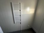 Conteneur sanitaire neuf 6,06 × 2,44 m – 6 douches, 2 lavabos, chauffe-eau 300 L – Image 11