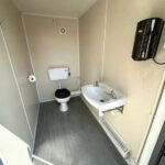 Bloc sanitaire portable 6×2,4 m – 5 compartiments indépendants – Image 4