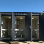 Bloc sanitaire portable 6×2,4 m – 5 compartiments indépendants