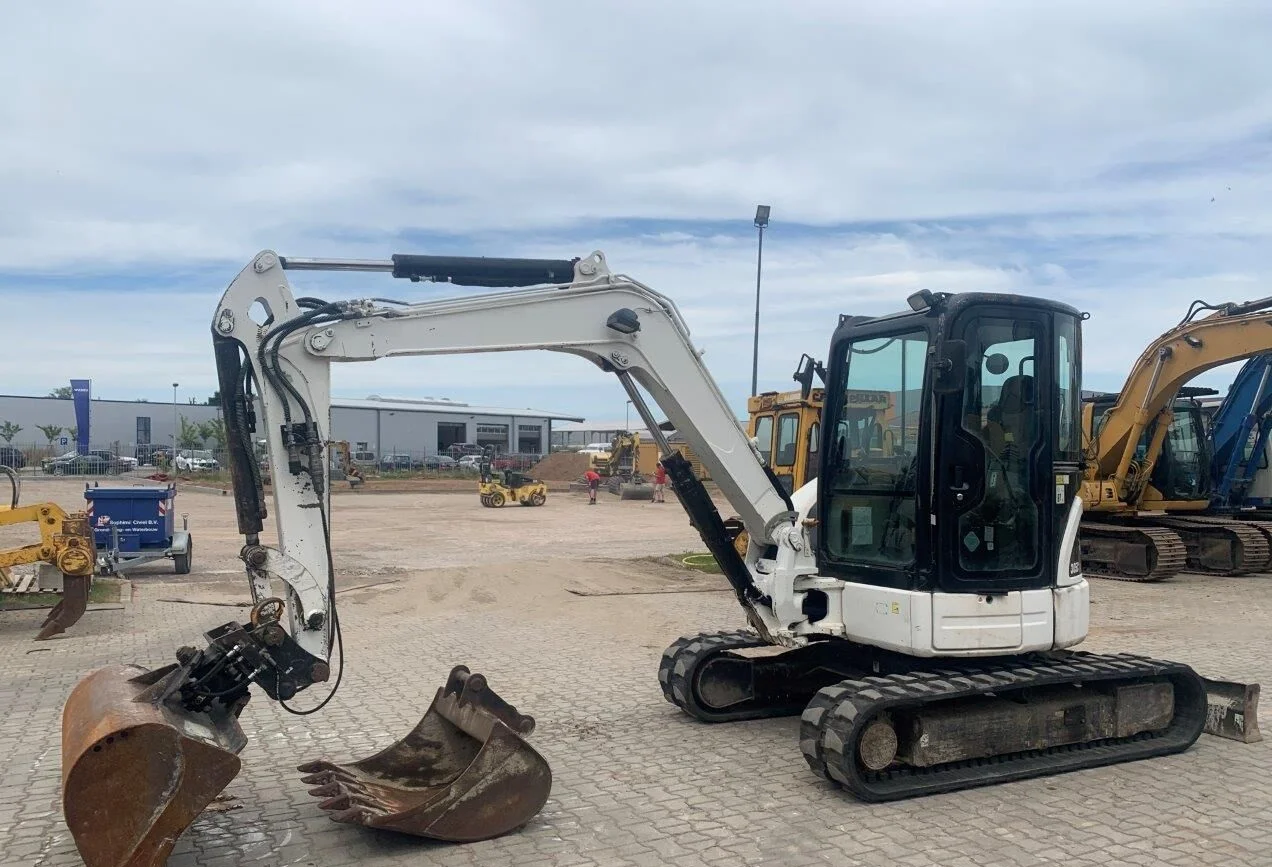 ko2.webp CATERPILLAR 305C CR, 2010 + 3 GODETS – Image 1