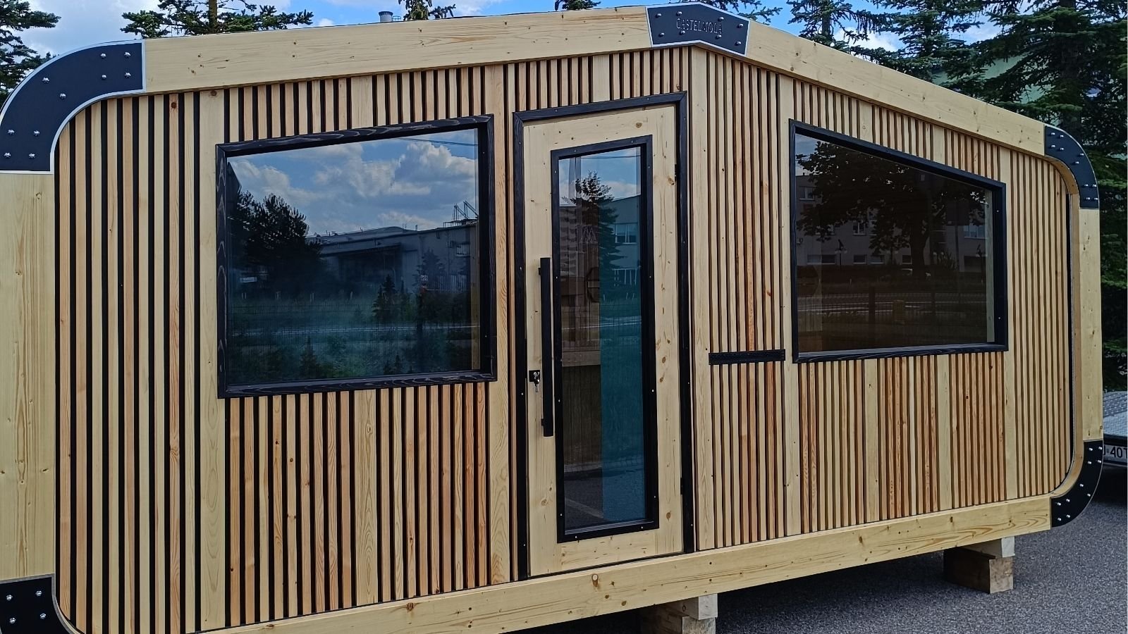 modular-rounded-1.jpg Sauna en bois de 11 m² avec espace de repos – Image 1